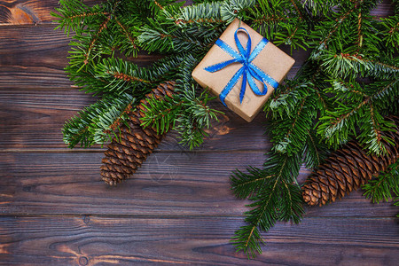 木桌背景上的圣诞礼物盒图片