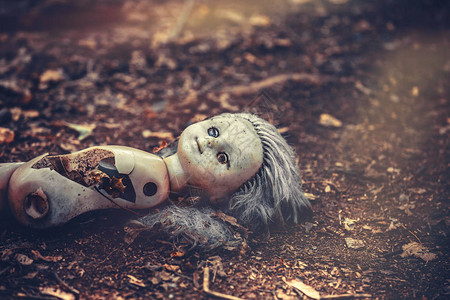 切尔诺贝利区科帕奇村一所废弃幼儿园的破娃图片