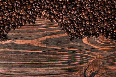 咖啡豆放在木制背景上顶尖视野静止生命复图片