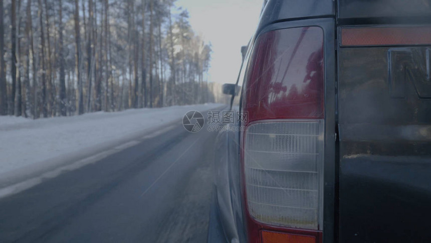 在雪地路头的灯光下望汽车骑在雪地图片