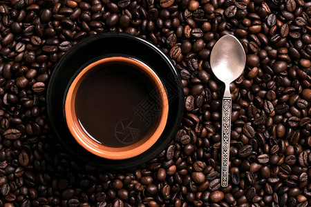 一杯以咖啡豆为背景的黑咖啡顶视图复制空间静物图片