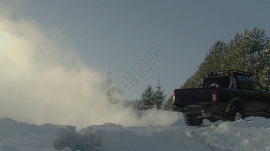 本宫气了卡住的车离开了雪地背景