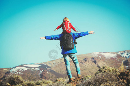 父亲和小女儿在山里徒步旅行图片