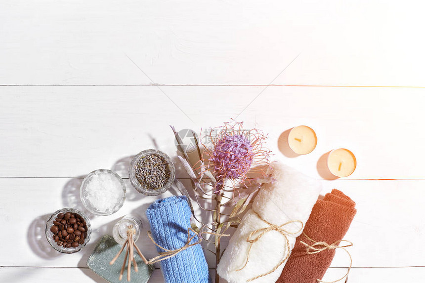 水疗产品浴盐干花薰衣草肥皂蜡烛和毛巾香薰棒图片