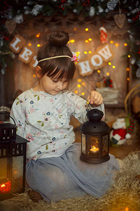 快乐的小女孩在圣诞夜在图片