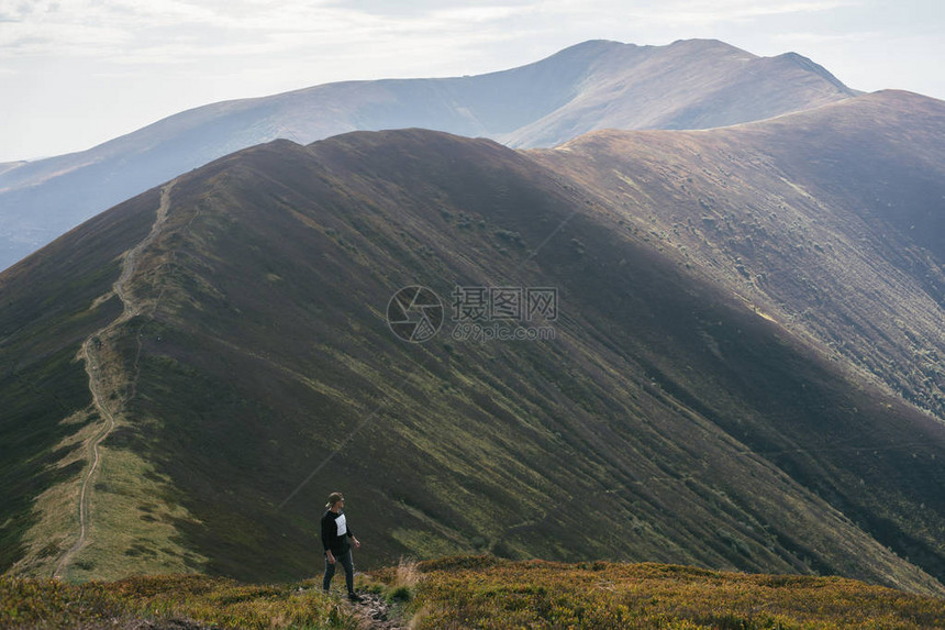 徒步旅行者登山者或越野跑者在山上图片