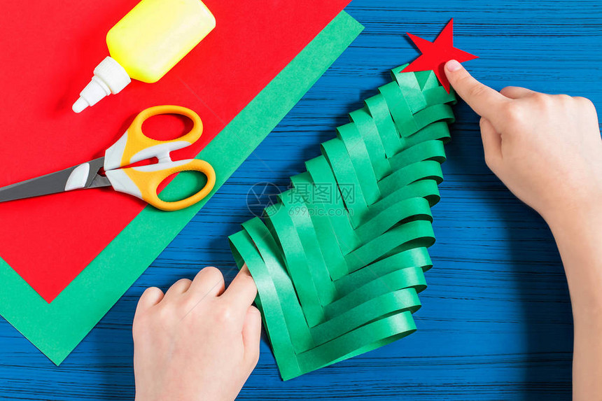 从纸上制作三维圣诞树来装饰房间原创儿童艺术项目DIY概念一步的照片说明步骤9图片