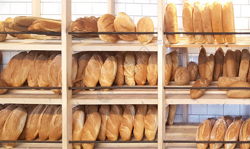 面包店各种面包的货架图片
