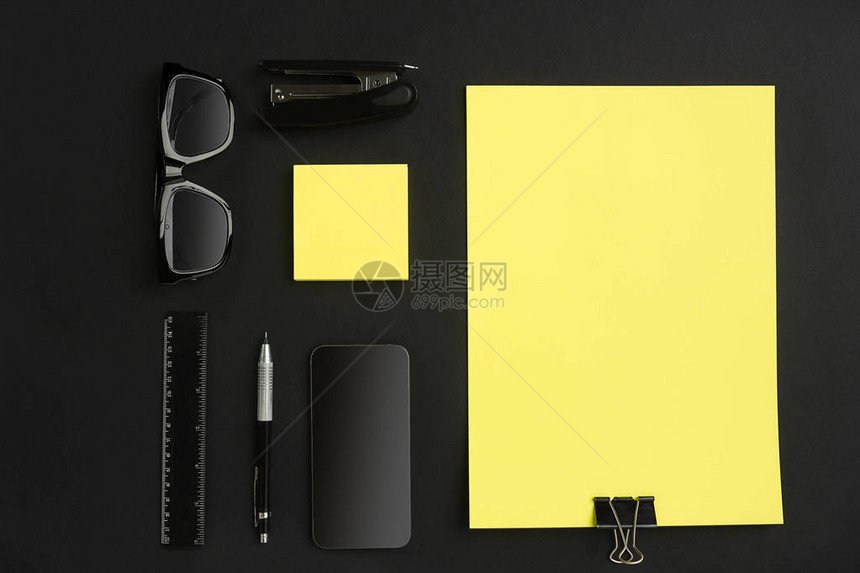 黑板背景复制空间的办公用品最顶端视图Stil图片