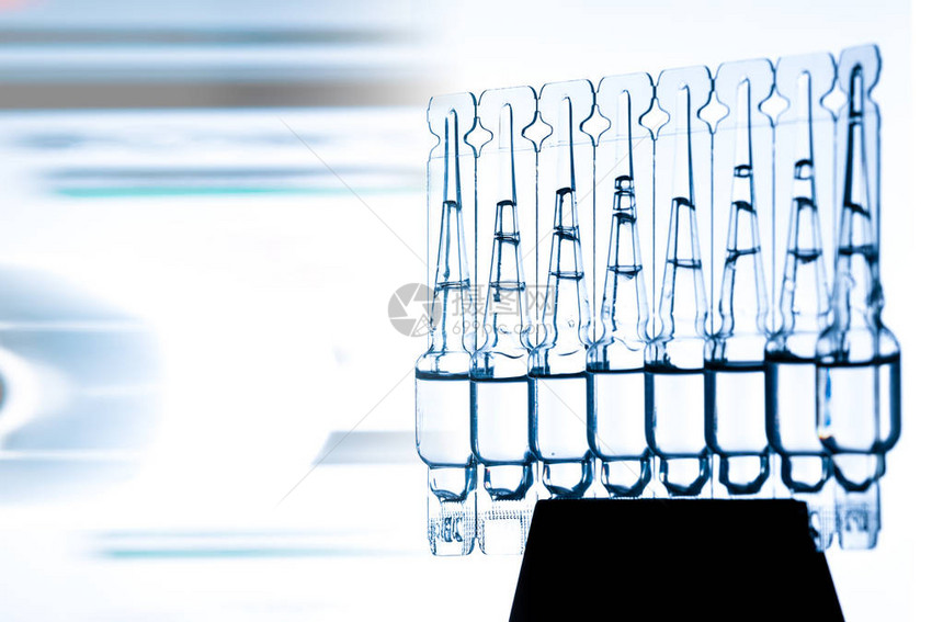 医疗实验室中具有透明药品的一组图片