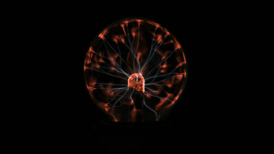 在黑暗中的静电等离子体球特斯拉线圈物理实验图片