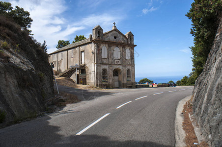 位于法国岛北部半岛科西嘉角中心的一座小天主教堂图片