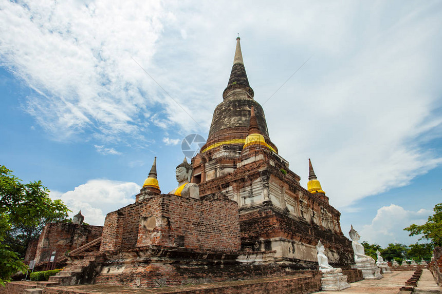 Ayutthaya世界遗产所在地的Watyaichaimongkol寺庙宽角景点图片