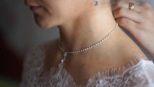 婚礼手镯和项链女人试戴珠宝手链有宝物的新娘戴首饰的女人有时兴的首饰耳环镯子和项图片