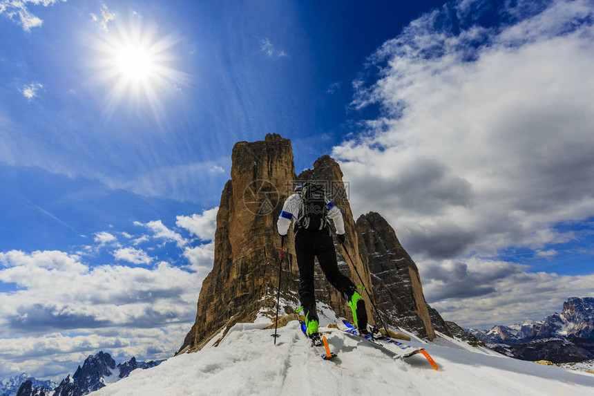 登山者偏远地区滑雪春天沿着雪山脊走图片
