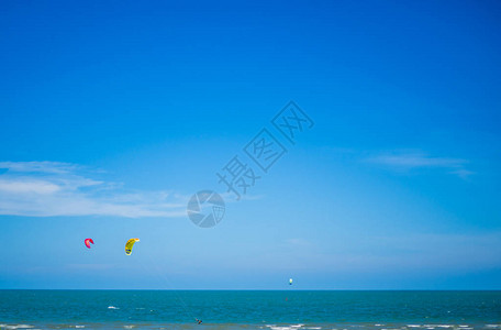 乘降落伞飞行海滩图片