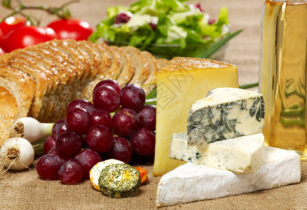 奶酪葡萄和葡萄酒图片