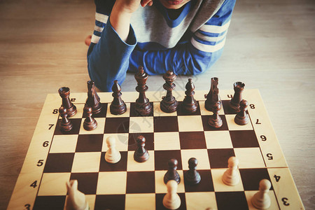 下棋的小男孩背景图片