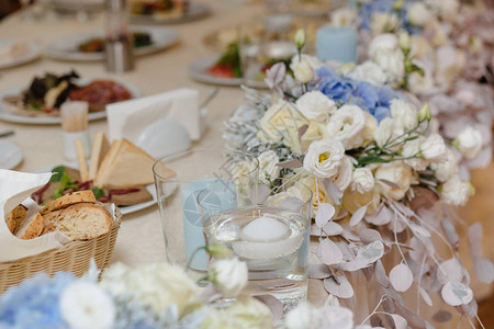 婚礼餐桌装饰品婚礼桌上的鲜花图片