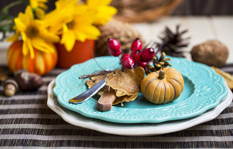 装有餐具餐盘和秋季装饰品的感恩节图片