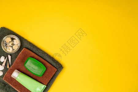 Spa或绿色的健康设置黄色背景上装有精油毛巾肥皂的瓶子文本的图片