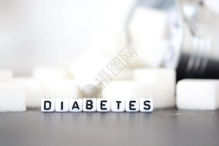 糖尿病疾概念白信珠子在一堆糖图片