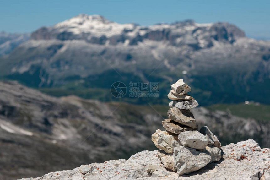 在意大利多洛米山脉的山脊夏季阿尔卑斯山在背景中图片