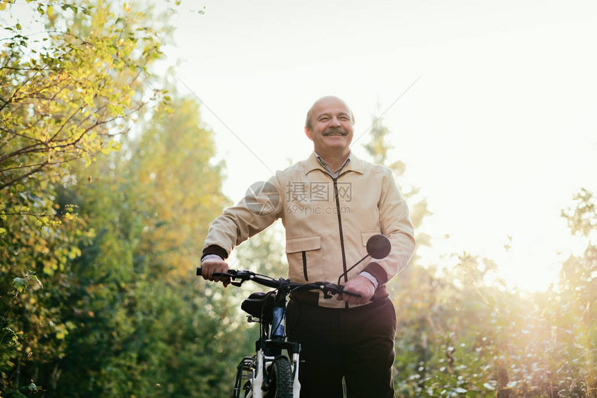 乡下老人骑自行车散步图片