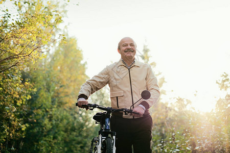 乡下老人骑自行车散步图片