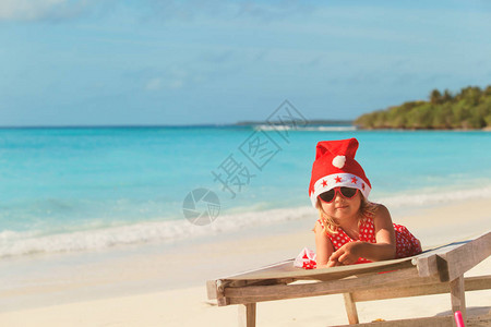 可爱的小女孩在热带海滩上背景图片