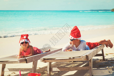 在热带海滩上庆祝圣诞节的男女图片