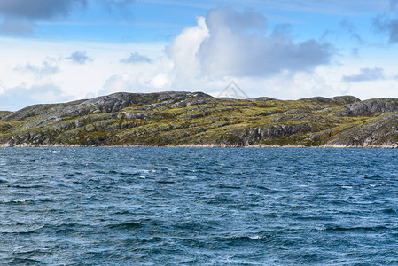 挪威蓝色天空的美丽的山地和海风景观有图片