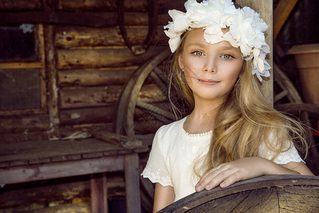 夏季童装详情页头戴花环的小可爱小女孩背景