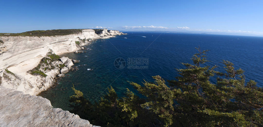 在科西嘉岛和撒丁岛之间的海域博尼法西奥海峡前的岛屿南端图片