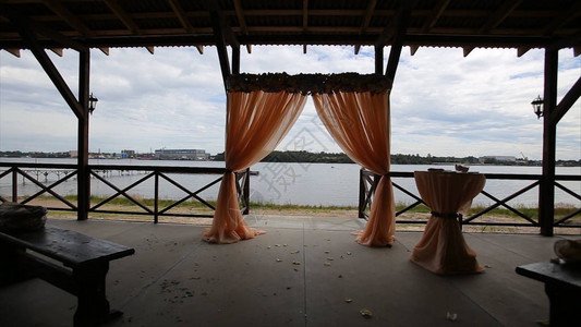 婚礼装饰拱笼沙滩上的婚礼布置婚礼拱门岸边的宴会厅图片