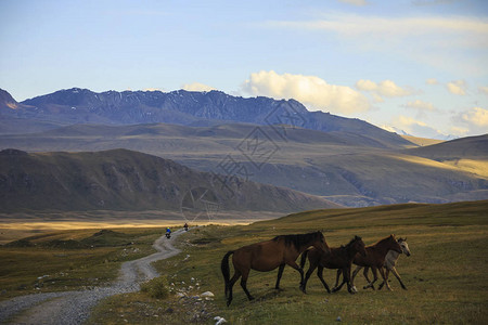 吉尔斯坦山区骑摩托车旅行者图片