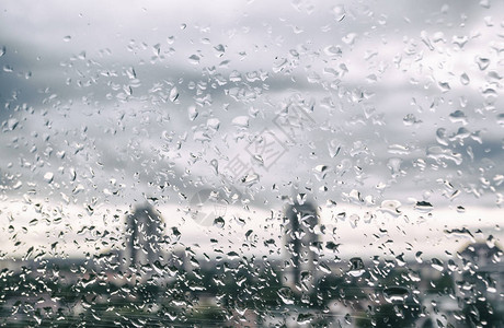 风雨在窗玻璃外的雨滴下图片