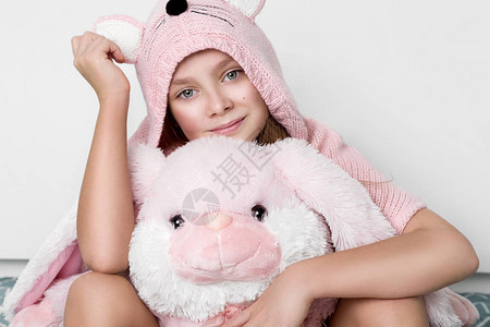 玩具总动员å穿着毛衣的漂亮小女孩带着耳朵拿着粉红色复活背景