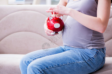孕妇坐在家里的沙发上图片