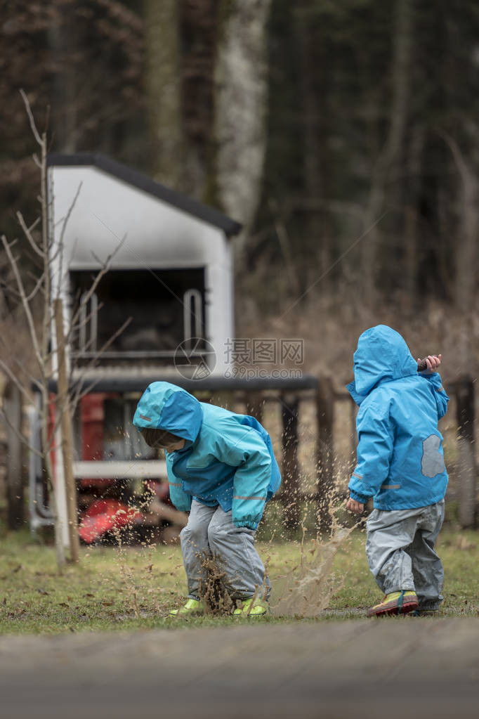 2名儿童穿着蓝色夹克在图片