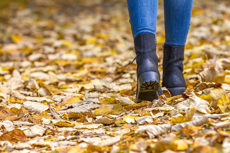 女人们脚穿靴子在秋天时图片