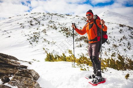 登山者在山顶欢欣鼓舞冬天爬山使用雪鞋图片