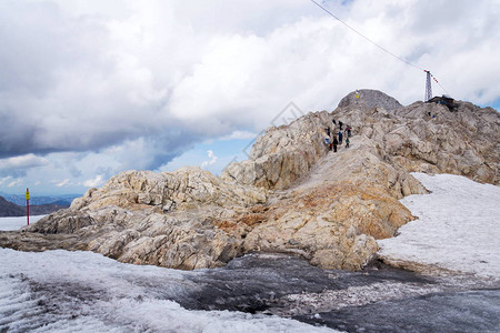 人们在奥地利达克斯坦附近的Gjaidstein山探险足图片