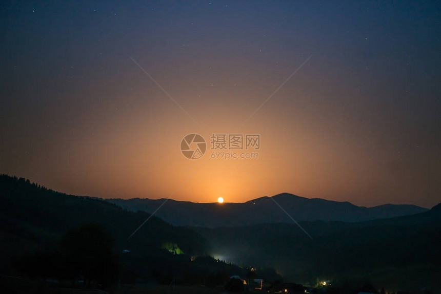 月亮在夜空中升起山图片