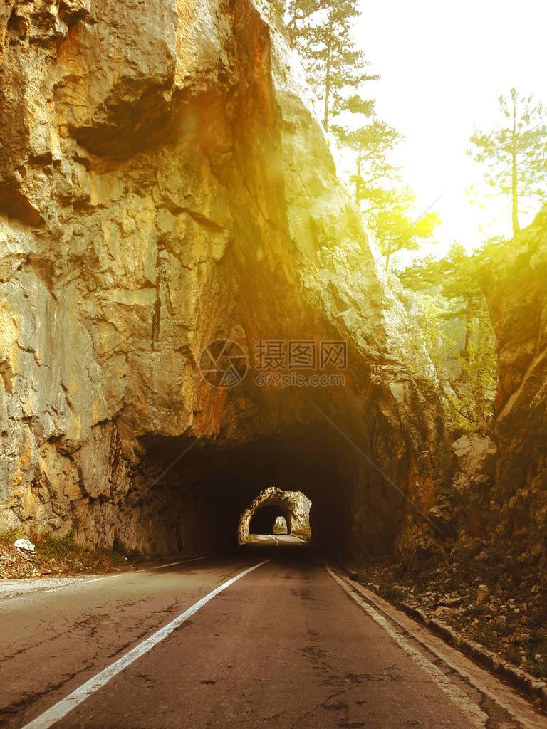 日落时穿过山区隧道的路图片