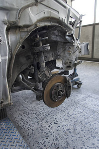 一辆被撞汽车的制动系统视图图片