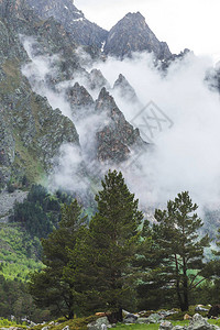 山上大泉云雾覆盖的高图片