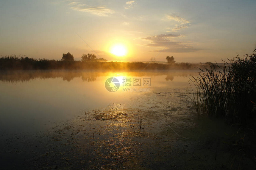 在清晨时间与河流景观图片