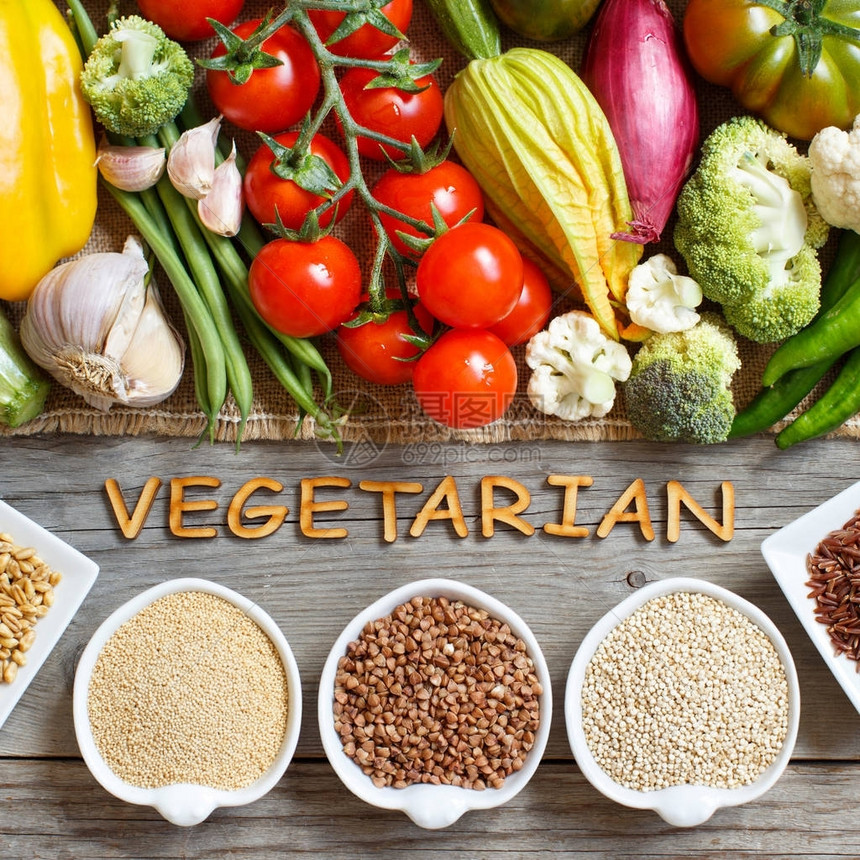 新鲜蔬菜和谷物带素食顶视图图片