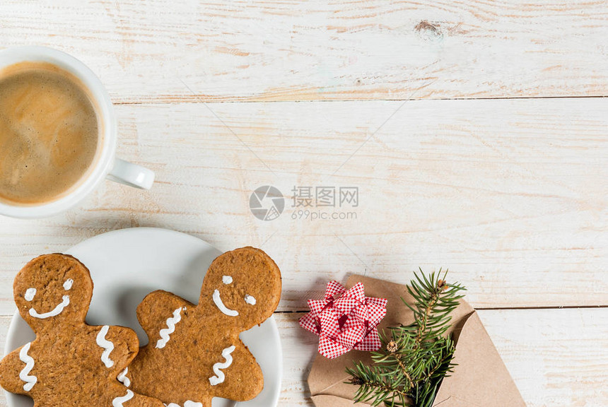 圣诞早餐咖啡杯和姜面包人饼干图片